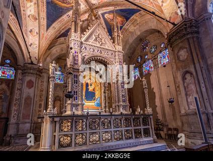 Florenz, Italien - 13. August 2019: Innenraum der Kirche von Orsanmichele, mit der gotischen Stiftshütte von Andrea Orcagna, Florenz, Italien. Stockfoto