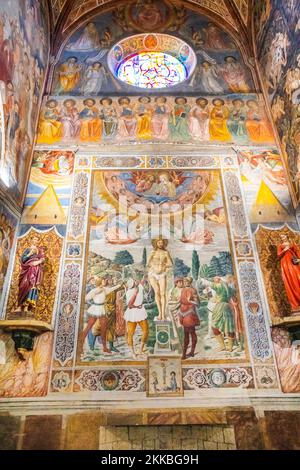 San Gimignano, Toskana, Italien - 9. August 2019: Innenraum der Stiftskirche Santa Maria Assunta in San Gimignano. Stockfoto