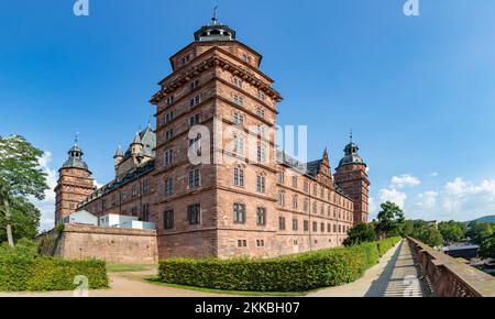 Aschaffenburg, Deutschland - 26. August 2019: Berühmtes Stadtschloss in Aschaffenburg, Bayern. Stockfoto