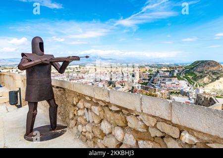 Alicante, Spanien - 23. September 2019: Metallskulptur eines Kriegers im Schloss Santa Barbara in Alicante. Stockfoto