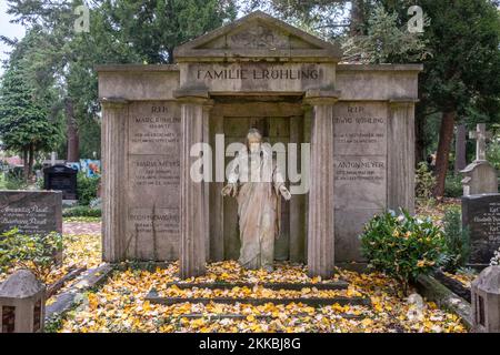 Frankfurt, Deutschland - 19. Oktober 2019: Alter Familienfriedhof einer alten Frankfurter Familie auf dem Südfriedhof in Frankfurt, Deutschland. Stockfoto