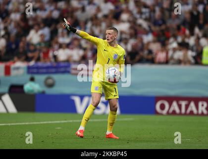 25.. November 2022; Al Bayt Stadium, Al Khor, Katar; FIFA Fußball-Weltmeisterschaft, England gegen USA; Torwart Jordan Pickford of England versucht lange zu laufen mit einem Sonderangebot Credit: Action Plus Sports Images/Alamy Live News Stockfoto