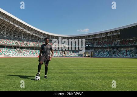 afroamerikanischer Ballspieler im Stadion Stockfoto