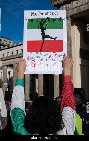 12.11.2022, Berlin, Deutschland, Europa - Demonstration vor dem Brandenburger Tor gegen die Verletzung der Menschenrechte durch die Islamische Republik Iran. Stockfoto