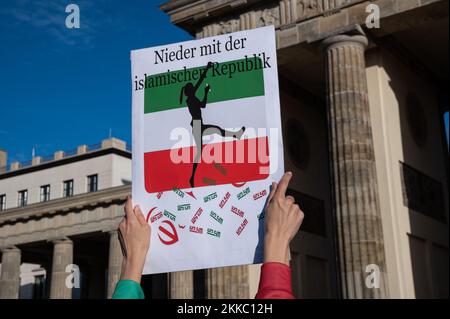 12.11.2022, Berlin, Deutschland, Europa - Demonstration vor dem Brandenburger Tor gegen die Verletzung der Menschenrechte durch die Islamische Republik Iran. Stockfoto