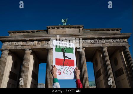 12.11.2022, Berlin, Deutschland, Europa - Demonstration vor dem Brandenburger Tor gegen die Verletzung der Menschenrechte durch die Islamische Republik Iran. Stockfoto