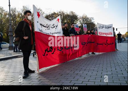 12.11.2022, Berlin, Deutschland, Europa - Demonstration vor dem Brandenburger Tor gegen die Verletzung der Menschenrechte durch die Islamische Republik Iran. Stockfoto