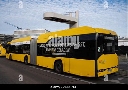 12.11.2022, Berlin, Deutschland, Europa - BVG E-MetroBus an Ladestation an der Bushaltestelle Hertzallee und Wendepunkt am Zoologischen Garten. Stockfoto