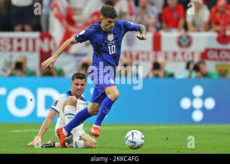 Doha, Katar. 25.. November 2022. Mason Mount of England bestreitet das Gebot mit Christian Pulisic aus den Vereinigten Staaten während des Spiels zwischen England und den Vereinigten Staaten für die 2.. Runde der Gruppe B der FIFA-Weltmeisterschaft Katar 2022, Al Bayt Stadium diesen Freitag, 25. 30761 (Heuler Andrey/SPP) Kredit: SPP Sport Press Photo. Alamy Live News Credit: SPP Sport Press Photo. Alamy Live News Stockfoto