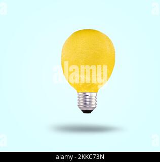 Moderne Kunstcollage. Glühbirne und Zitrone. Modernes Speisekonzept. Werbung, Marketing. Stockfoto