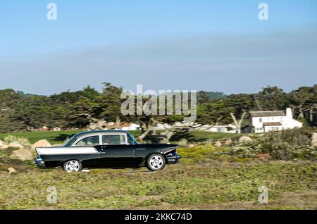 Carmel, USA - 26. Juli 2008: Ein Oldtimer fährt auf der 17 Meilen langen Fahrt in der Nähe von carmel bei einer Oldtimer-Rallye. Stockfoto