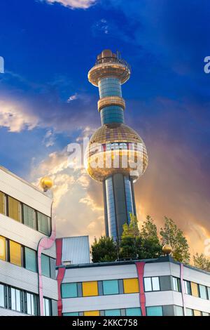 Wien, Österreich - 22. Juli 2009: Fernwärme in Wien vom Architekten und Künstler Friedensreich Hundertwasser im Stadtteil Spittelau. Stockfoto