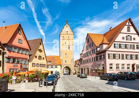 Dinkelsbühl, Deutschland - 29. Juli 2009: Romantisches Dinkelsbühl, Stadt der späten Mittelalter- und Fachwerkhäuser in Deutschland. Von Kaiser Heinrich V. befestigt Stockfoto