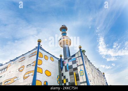 Wien, Österreich - 22. Juli 2009: Fernwärme in Wien vom Architekten und Künstler Friedensreich Hundertwasser im Stadtteil Spittelau. Stockfoto