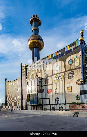 Wien, Österreich - 22. Juli 2009: Die berühmteste Fernwärme des Künstlers Hundertwasser in Wien im intensiven Nachmittagslicht. Stockfoto