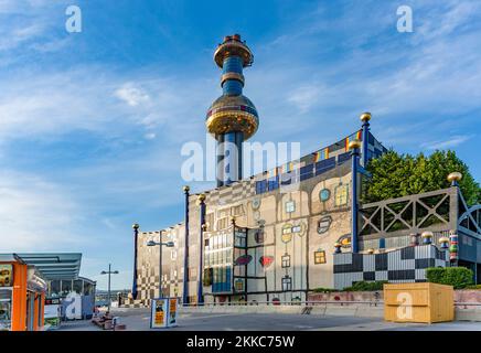 Wien, Österreich - 22. Juli 2009: Die berühmteste Fernwärme des Künstlers Hundertwasser in Wien im intensiven Nachmittagslicht. Stockfoto