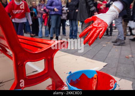 Rom, RM, Italien. 25.. November 2022. Einige Menschen malen anlässlich des Welttags gegen Gewalt gegen Frauen eine Bank auf Viale Trastevere in Rom (Kreditbild: © Matteo Nardone/Pacific Press via ZUMA Press Wire) Stockfoto