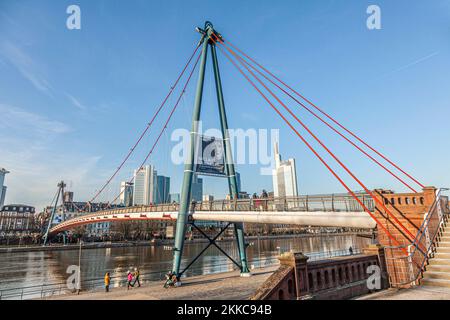 Frankfurt, Deutschland - 5. Februar 2012: Brückensäule oder A-förmiger Mast der Holbeinsteg-Brücke vor der Frankfurter Skyline / Holbeinsteg Frank Stockfoto