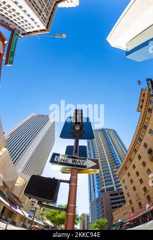 Phoenix, USA - 14. Juni 2012: Berühmte Art déco-Architektur kombiniert mit modernem Wolkenkratzer in Phoenix, Arizona. Stockfoto