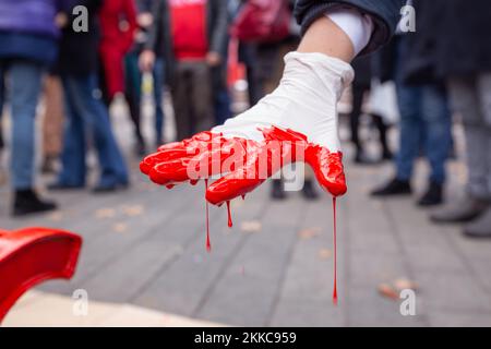 Rom, RM, Italien. 25.. November 2022. Einige Menschen malen anlässlich des Welttags gegen Gewalt gegen Frauen eine Bank auf Viale Trastevere in Rom (Kreditbild: © Matteo Nardone/Pacific Press via ZUMA Press Wire) Stockfoto