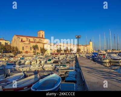 Cassis, Frankreich - 21. Februar 2016: Hafen der französischen Stadt Cassis an der Mittelmeerküste bei Sonnenuntergang. Stockfoto