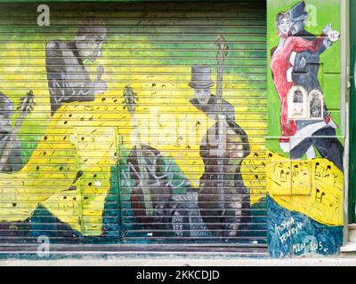 Buenos Aires, Argentinien - 27. Januar 2018: Wandbild der Tango-Tänzerin mit Musikern in San Telmo, einem alten Teil von Buenos Aires. Stockfoto