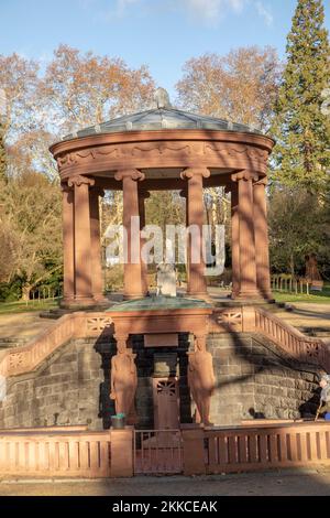 Bad Homburg, Deutschland - 2. Januar 2019: Kurpark mit malerischem alten elisabethen-Brunnen in Bad Homburg Stockfoto