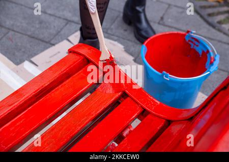 25. November 2022, Rom, RM, Italien: Einige Menschen malen anlässlich des Welttags gegen Gewalt gegen Frauen eine Bank auf der Viale Trastevere in Rom (Kreditbild: © Matteo Nardone/Pacific Press via ZUMA Press Wire) Stockfoto