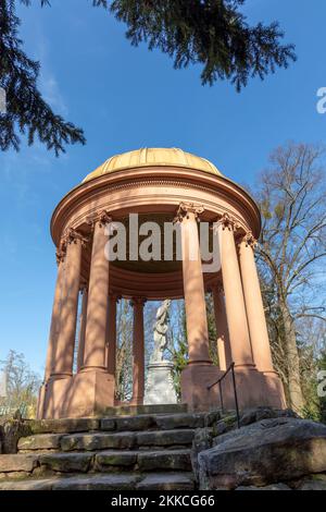 Schwetzingen, Deutschland - 6. FEB 2019: Berühmter Apollotempel im Schlossgarten von Schwetzingen. Stockfoto