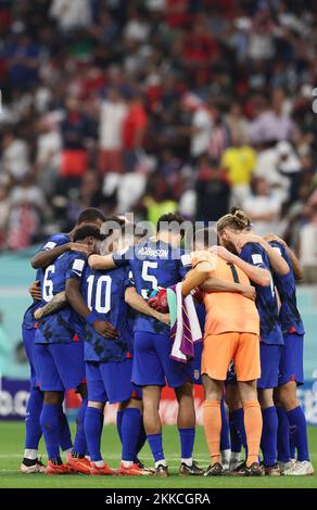 Al-Khor, Katar. 25.. November 2022. Spieler der Vereinigten Staaten reagieren vor dem Spiel der Gruppe B zwischen England und den Vereinigten Staaten auf der FIFA-Weltmeisterschaft 2022 im Al Bayt Stadium in Al Khor, Katar, am 25. November 2022. Kredit: Lan Hongguang/Xinhua/Alamy Live News Stockfoto