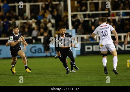 Newcastle, Großbritannien. 25.. November 2022. Elliott Obatoyinbo von Newcastle Falcons in Aktion während des Gallagher Premiership-Spiels zwischen Newcastle Falcons und Exeter Chiefs am Freitag, den 25.. November 2022 im Kingston Park, Newcastle. (Kredit: Chris Lishman | MI News) Kredit: MI News & Sport /Alamy Live News Stockfoto