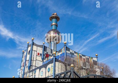 Wien, Österreich - 16. Februar 2019: Müllverbrennungsanlage Spittelau der Stadt Wien (Fernwarte Wien) nach dem Entwurf von Hundertwasser. Stockfoto