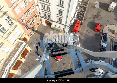 Wien, Österreich - 18. FEB 2019: Die Wiener Feuerwehr testet die Drehleiter am Feuerwehrauto am Freyung Place. Stockfoto