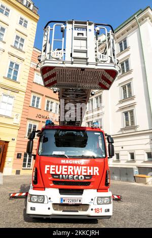 Wien, Österreich - 18. FEB 2019: Die Wiener Feuerwehr testet die Drehleiter am Feuerwehrauto am Freyung Place. Stockfoto