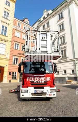 Wien, Österreich - 18. FEB 2019: Die Wiener Feuerwehr testet die Drehleiter am Feuerwehrauto am Freyung Place. Stockfoto