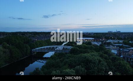 Ein Luftblick in der Dämmerung auf eine Drehbrücke über dem Manchester Ship Canal Stockfoto