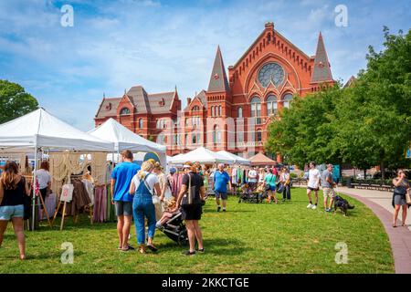 Ein Blick auf die Cincinnati Music Hall vom Washington Park mit vielen Leuten während einer Kunsthandwerksmesse Stockfoto