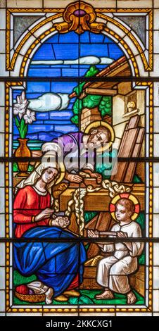 ALAGNA, ITALIEN - 16. JULI 2022: Die Heilige Familie in der Glasmalerei der Kirche San Giovanni Battista von O. Janni Anfang 20. Jh. Stockfoto