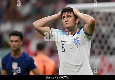 Doha, Katar. 25.. November 2022. Al-Khor, Katar. 25.. November 2022. Fußball: Weltmeisterschaft, England - USA, Vorrunde, Gruppe B, Spieltag 2, Im al-Bayt Stadium greift Harry Maguire von England am Ende des Spiels mit beiden Händen den Kopf. Kredit: Robert Michael/dpa/Alamy Live News Kredit: dpa Picture Alliance/Alamy Live News Stockfoto