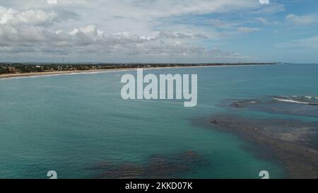 Natürliche Pools, die von Korallenriffen in Porto de Galinhas gebildet werden. Stockfoto