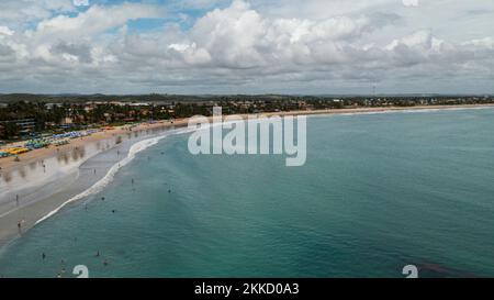 Luftblick auf das Meer und den Strand in Porto de Galinhas. Stockfoto