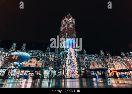 La Rochelle, Frankreich - November 22 2022 : Lichterfest zum 100. Geburtstag des Bahnhofs La Rochelle. Nächtliches Straßenfest Stockfoto