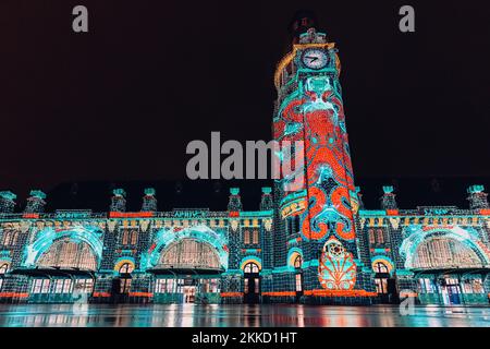 La Rochelle, Frankreich - November 22 2022 : Lichterfest zum 100. Geburtstag des Bahnhofs La Rochelle. Nächtliches Straßenfest Stockfoto