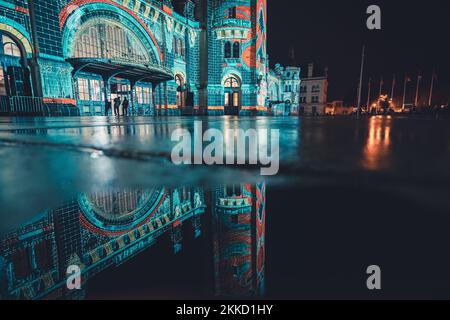 La Rochelle, Frankreich - November 22 2022 : Lichterfest zum 100. Geburtstag des Bahnhofs La Rochelle. Nächtliches Straßenfest Stockfoto