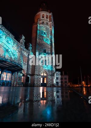 La Rochelle, Frankreich - November 22 2022 : Lichterfest zum 100. Geburtstag des Bahnhofs La Rochelle. Nächtliches Straßenfest Stockfoto