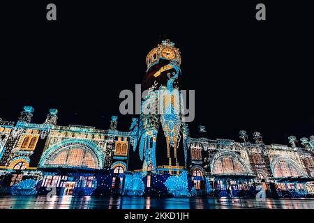 La Rochelle, Frankreich - November 22 2022 : Lichterfest zum 100. Geburtstag des Bahnhofs La Rochelle. Nächtliches Straßenfest Stockfoto