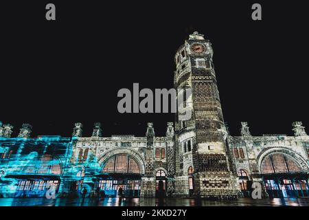 La Rochelle, Frankreich - November 22 2022 : Lichterfest zum 100. Geburtstag des Bahnhofs La Rochelle. Nächtliches Straßenfest Stockfoto