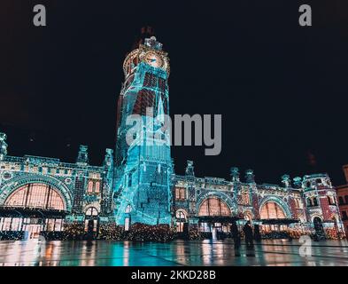 La Rochelle, Frankreich - November 22 2022 : Lichterfest zum 100. Geburtstag des Bahnhofs La Rochelle. Nächtliches Straßenfest Stockfoto