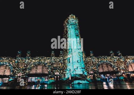 La Rochelle, Frankreich - November 22 2022 : Lichterfest zum 100. Geburtstag des Bahnhofs La Rochelle. Nächtliches Straßenfest Stockfoto