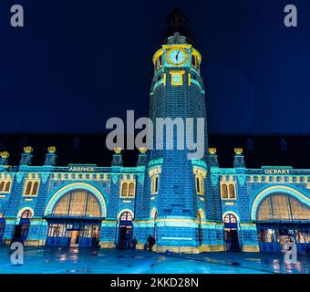 La Rochelle, Frankreich - November 22 2022 : Lichterfest zum 100. Geburtstag des Bahnhofs La Rochelle. Nächtliches Straßenfest Stockfoto